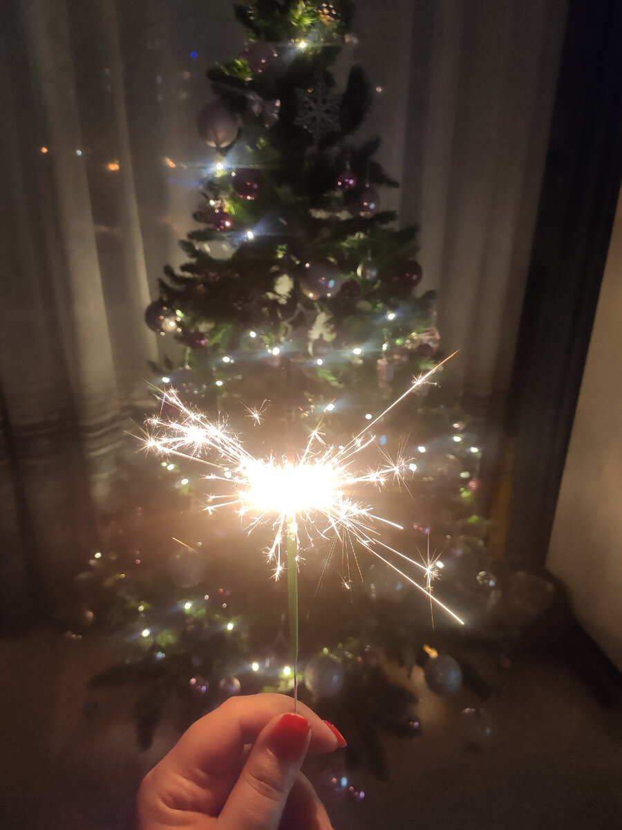 Если присмотреться - справа символ года 😁