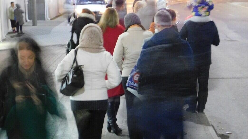     В эти выходные в Тюмени наблюдаются очереди в ТРЦ, аквапарк, в резиденцию Деда Мороза и на другие развлекательные мероприятия. Всё из-за наплыва туристов из ЯНАО, ХМАО и Урала. Люди проводят в городе отпуск или просто приезжают к родственникам.