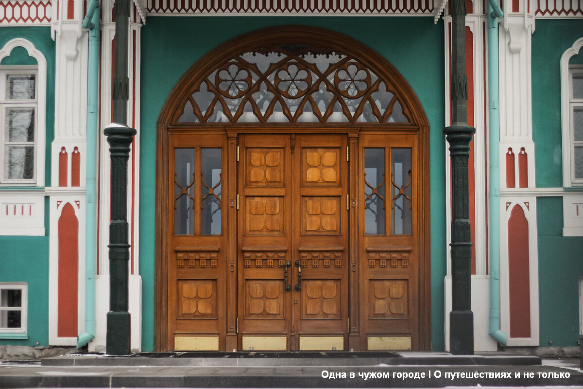 Найти дом Севастьянова можно в самом центре города, у плотины городского пруда, на проспекте Ленина, 35.