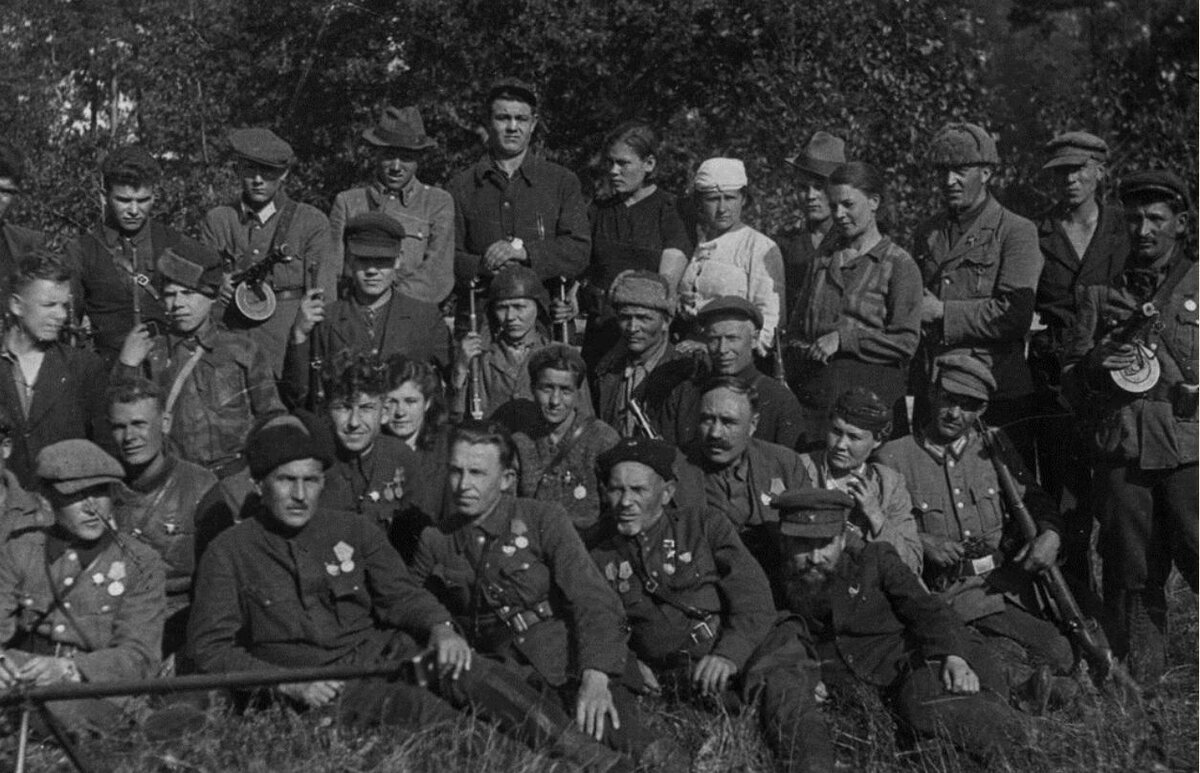 Отряд а. Партизан отряда Ковпака. Партизанский отряд Сидора Артемьевича Ковпака.. Партизанский отряд Ковпака в годы Великой Отечественной войны. Карпатский рейд Ковпака