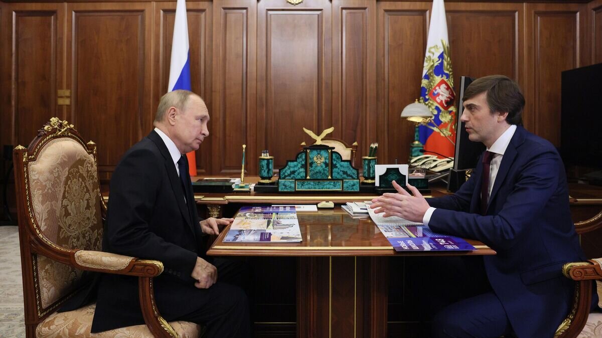    Президент РФ Владимир Путин и министр просвещения РФ Сергей Кравцов во время встречи© РИА Новости / Михаил Климентьев