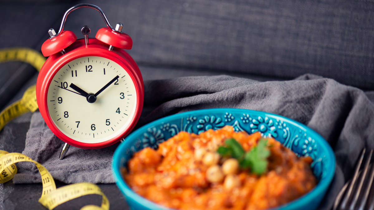 полезные низкокалорийные продукты. еда на женщине. правильное питание. меню для похудения. таблица выхода из голодания.