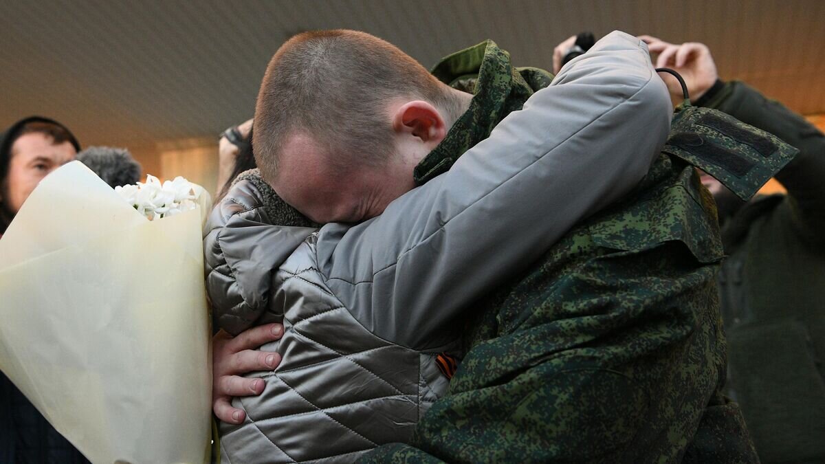    Военнослужащий, освобожденный из украинского плена, во время встречи со своими близкими в Амвросиевке© РИА Новости / Алексей Майшев