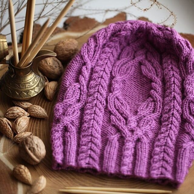 Посмотрите, какая симпатичная шапочка с косами.