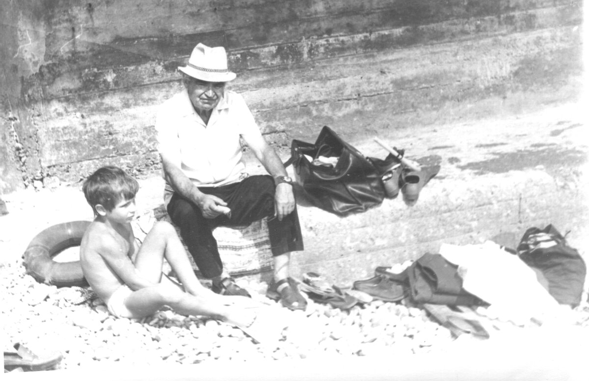 Жду папу на берегу.