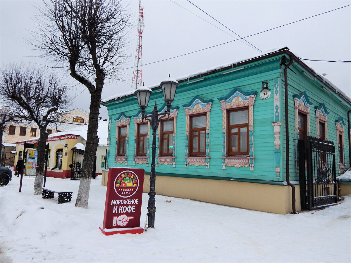 Ул. Гагарина, дом № 34. Это бывший жилой дом аптекаря Заруцкого, построенный в 1903-1905 гг. Отреставрирован он по заказу руководства "Киржачской типографии". Установленные деревянные наличники, выполненные по старинным лекалам потомственным аргуном Михаилом Гашиным.