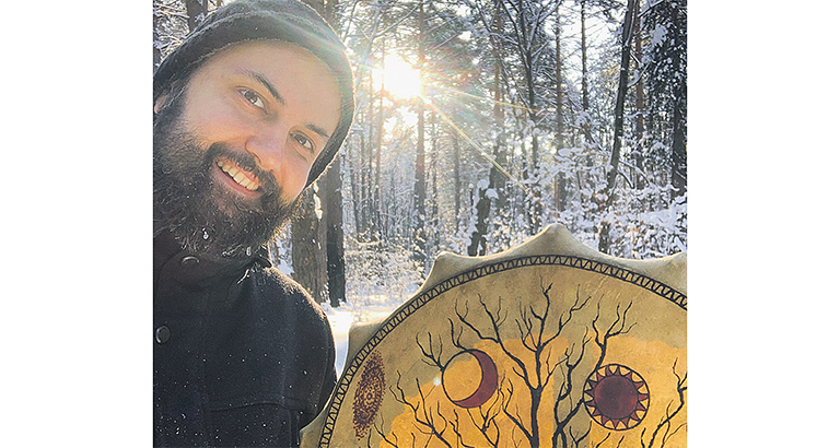 Александр Курносов любит проводить тренинги с бубном в зимнем лесу