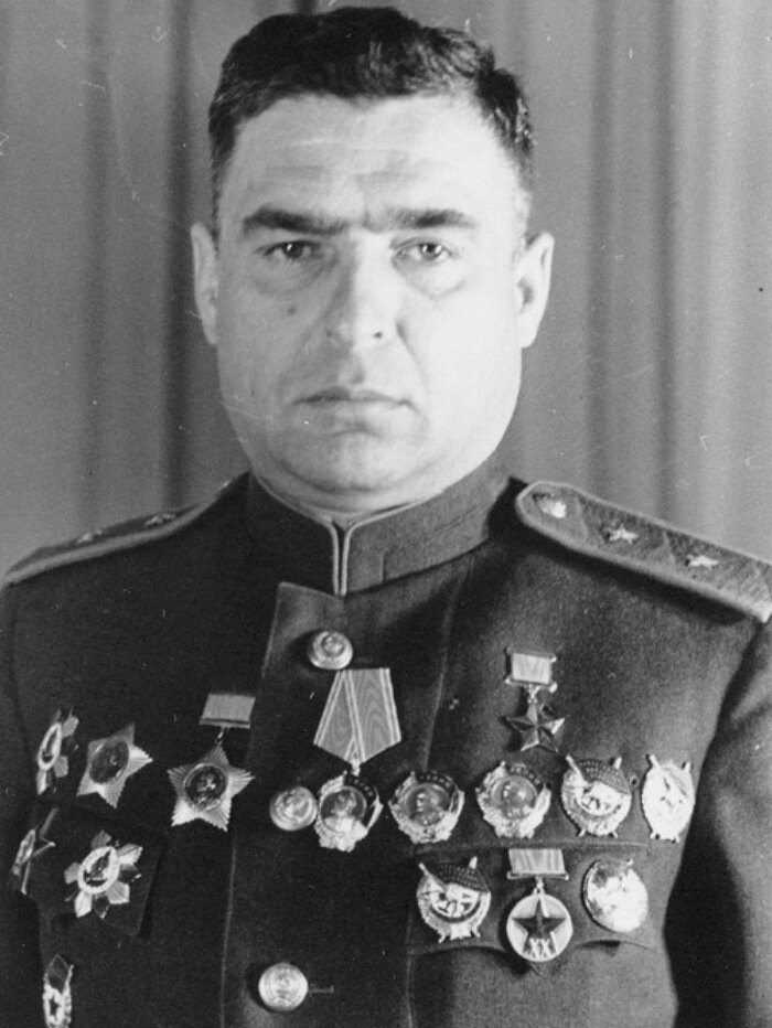 Павел Павлович Полубояров (1901 — 1984). Советский военачальник, Герой Советского Союза, пять орденов Красного Знамени, два ордена Суворова II степени, два ордена Кутузова II степени. 