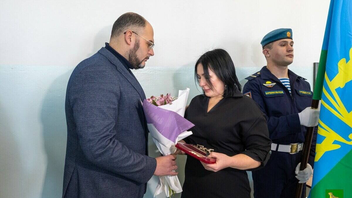     Скорбная и в то же время высокоторжественная церемония прошла в школе № 39 Владивостока. Глава города Константин Шестаков передал орден Мужества матери нашего земляка Николая Чернолихова, героически погибшего в боях на СВО.