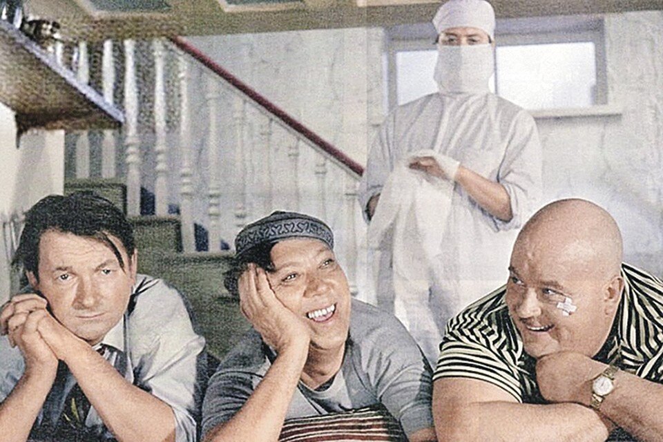     Георгий Вицин (Трус): - Говорят, Гайдаю 100! Юрий Никулин (Балбес): - А 200 - еще лучше! Евгений Моргунов (Бывалый): - И с шашлыком. Фото: Кадр из фильма