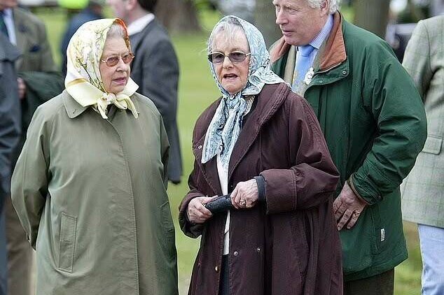     Ушла из жизни близкая подруга Елизаветы II, помогавшая ей тайно покидать дворец