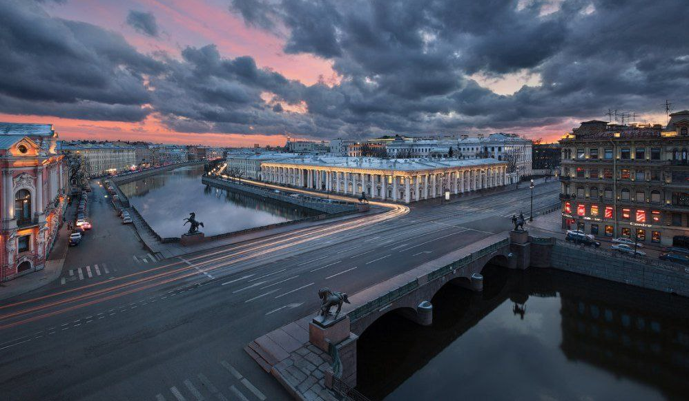 Вид на пересечение Невского проспекта и реки Фонтанки.  Аничков мост.             Современное фото.