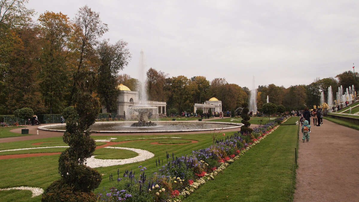Нижний парк Петергофа. Видите, как вертикальные соцветия сменяют более низкие и компактные? Без них было бы скучно...