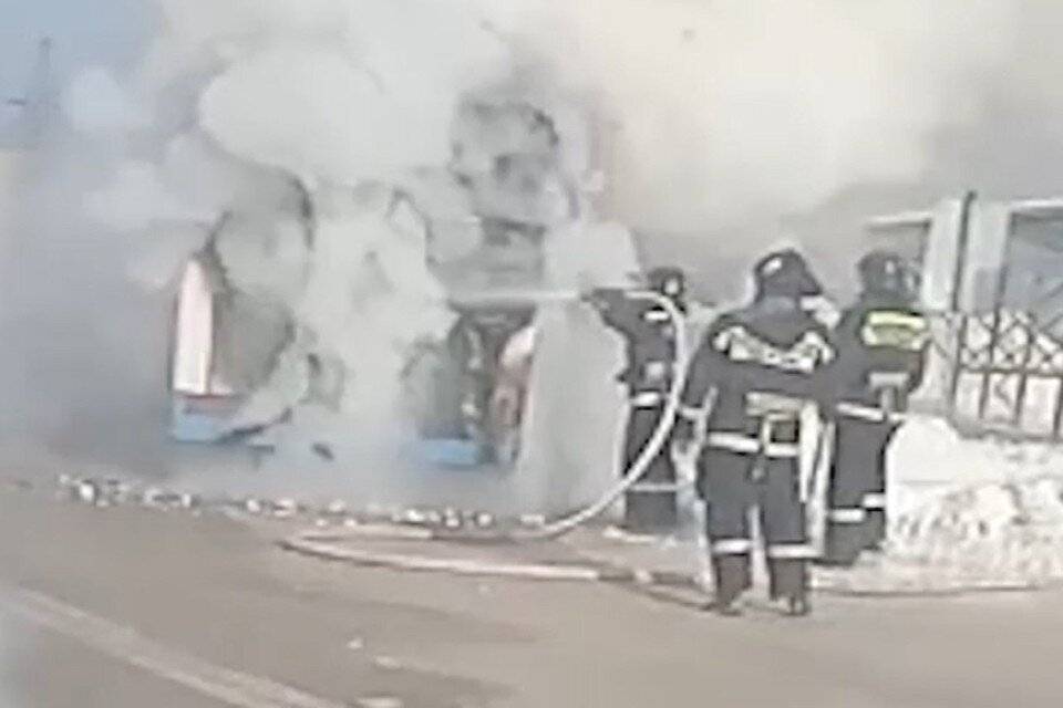     В Новосибирске на остановке загорелся пассажирский автобус. Фото: стоп-кадр.