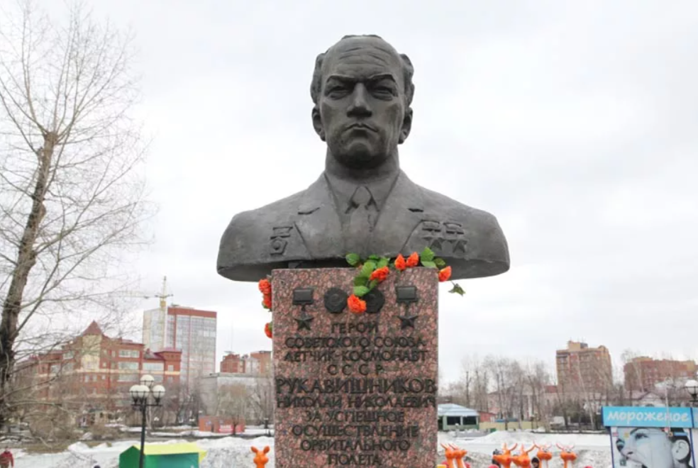 Памятник николаевичу. Памятник николаю рукавишникову томск. космонавт рукавишников в томске.