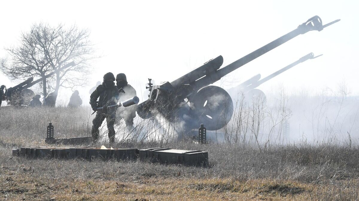    Военнослужащие артиллерийского расчета гаубицы Д-30 вооруженных сил РФ работают по позициям ВСУ© РИА Новости