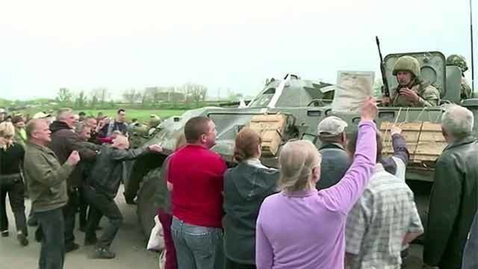 Остановиться войско. Жители Донбасса останавливают украинские танки. Жители руками останавливают украинские танки. Жители голыми руками останавливали танки. Люди останавливают танки на Донбассе 2014.