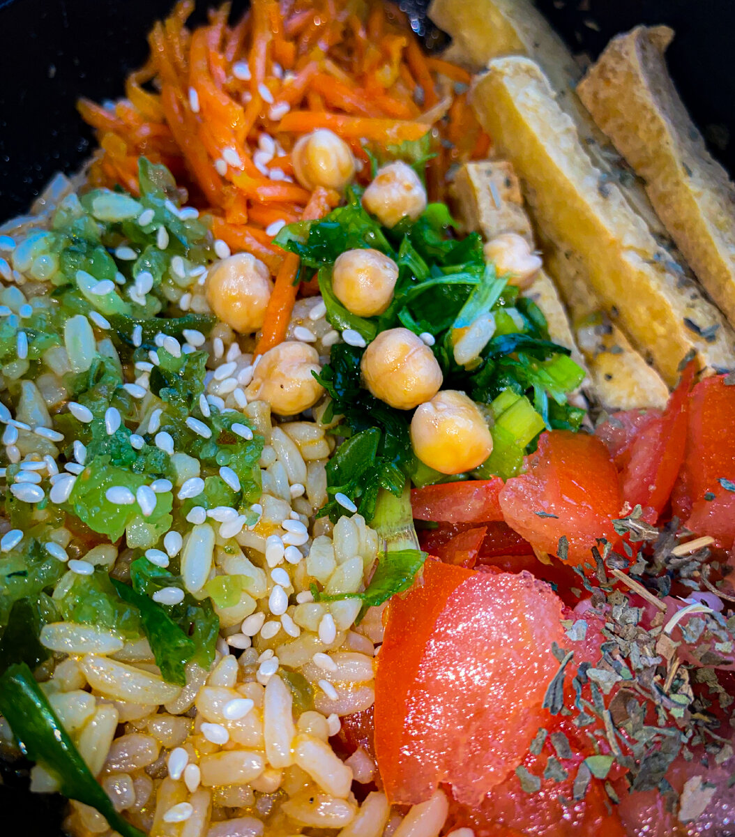 Помидор и тофу посыпаю сушёным базиликом, рис и морковь - кунжутом