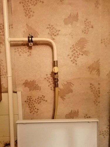 1. Доступ газа к плите открыт: вентиль вдоль трубы  
2. Вентиль расположен поперек трубы – газ перекрыт