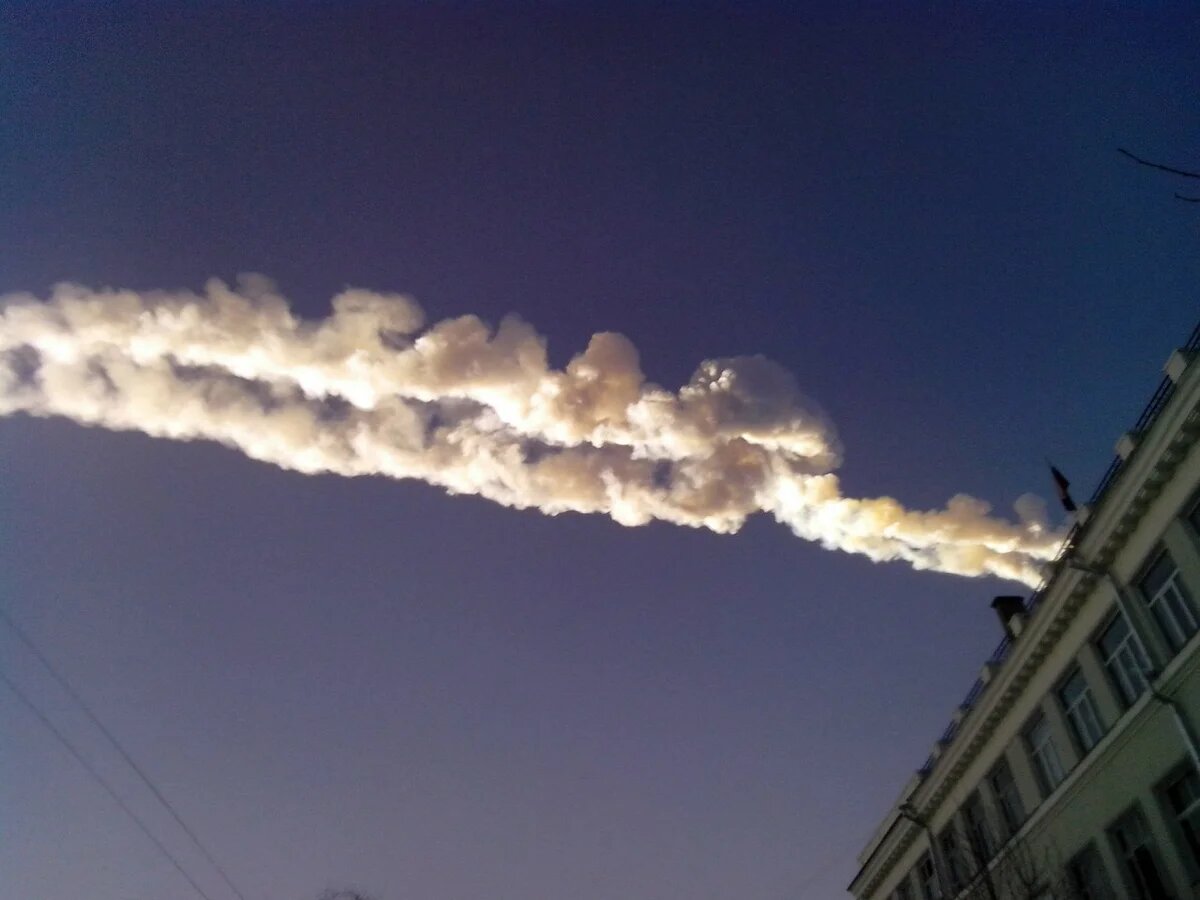 Метеорит в челябинске 2013. Челябинский метеорит 2013. Челябинский метеорит 2013 года. Взрывная волна метеорита в челябинске. Метеорит 15 февраля 2013.