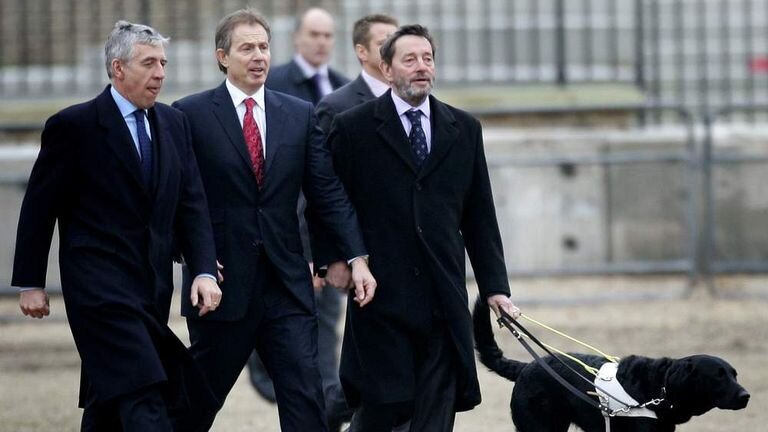 David Blunkett - бывший вице-премьер-министр Великобритании и мембер парламента, который слепой с рождения.