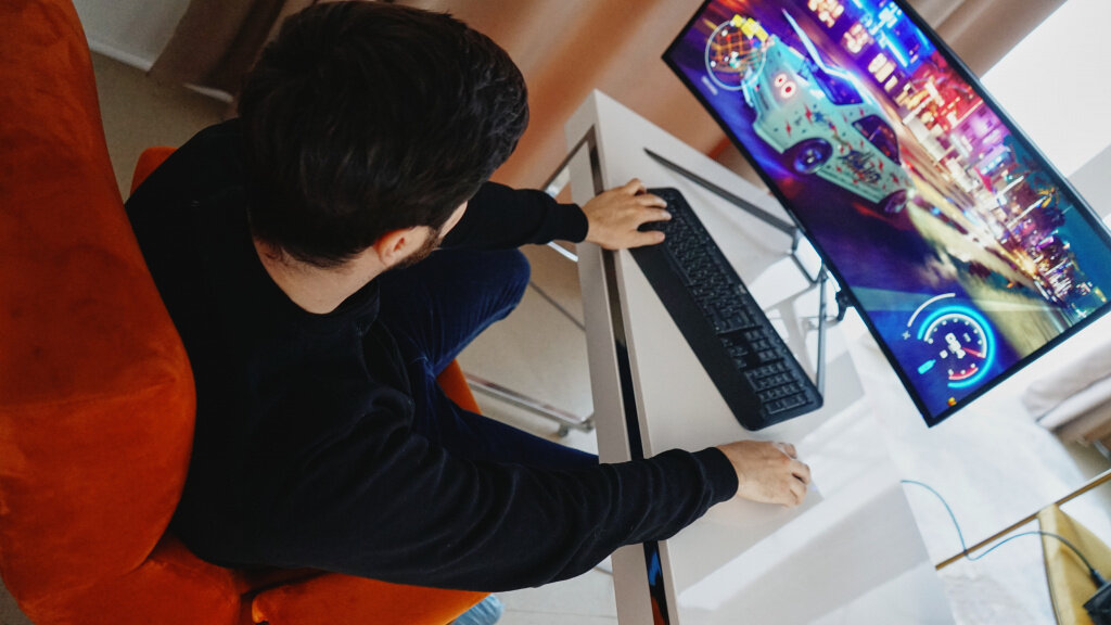 человек играющий в компьютер. Asus rog strix g703. игровой компьютер ноутбук. магазин консолей. компьютерные игры.