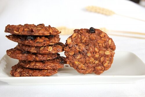 Овсяное печенье с бананом -  полезное, однозначно вкусное и ароматное, а если у вас залежались бананы, то и спасительное:) Еще один плюс - оно подходит тем, кто не может позволить себе куриные яйца. Хотя, например, если вы не любите бананы, то они как раз и заменяются тем самым яйцом, об этом расскажу в рецепте.Готовить это печенье - одно удовольствие. Дел на 10 минут, а к чаю или молоку - то, что нужно.