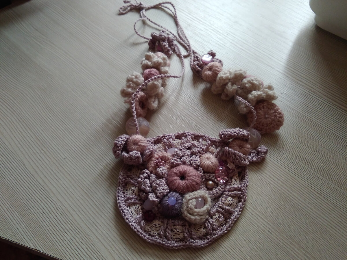 Вот ещё одна прелестная вещичка... Смотрится отлично в стиле "футболка, джинсы, полуботинки-кеды.... Схема и пошаговые инструкции в личку))) 