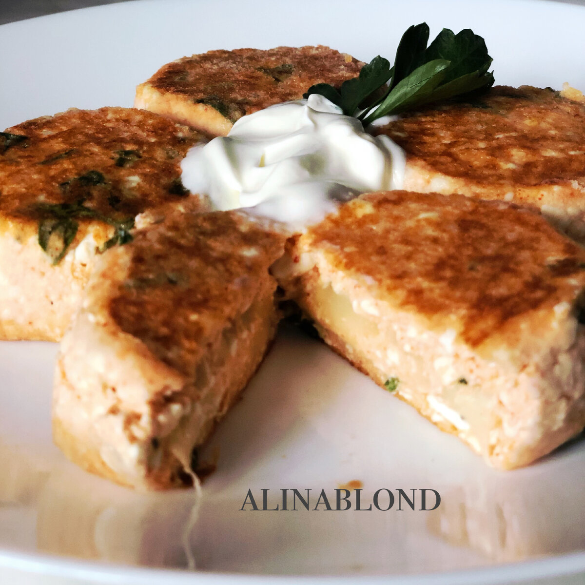 Сервируем сметаной и зеленью