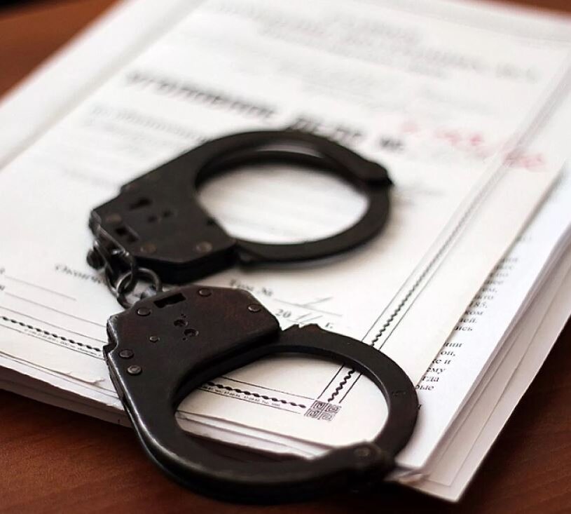 Начальник организационно-методического отдела УВМ ГУ МВД России по Иркутской области стала фигурантом двух уголовных дел. В пресс-службе СУ СКР по Иркутской области сообщили, что женщине предъявлено обвинение в получении взятки в крупном размере и организации незаконной миграции. Также возбуждены уголовные дела в отношении трех человек, передавших ей деньги.