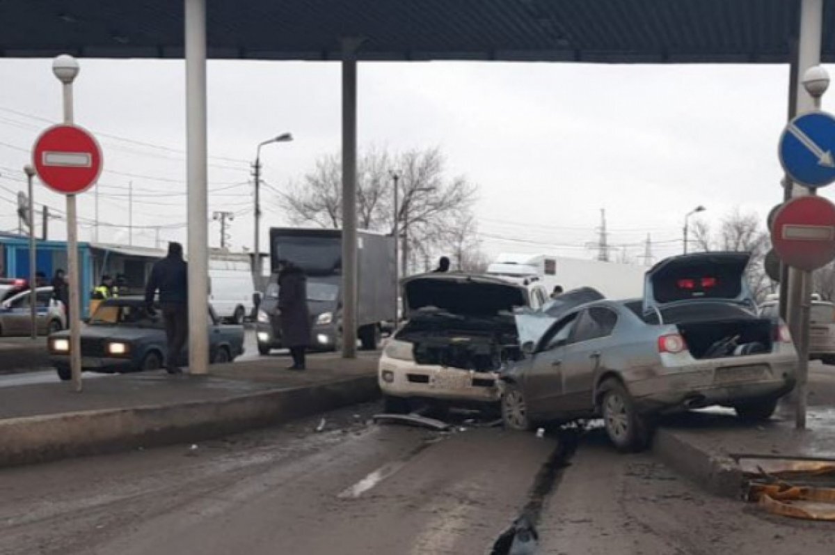 На мосту Волжской ГЭС под Волгоградом два авто создали жесткую «гармошку» |  АиФ Волгоград | Дзен