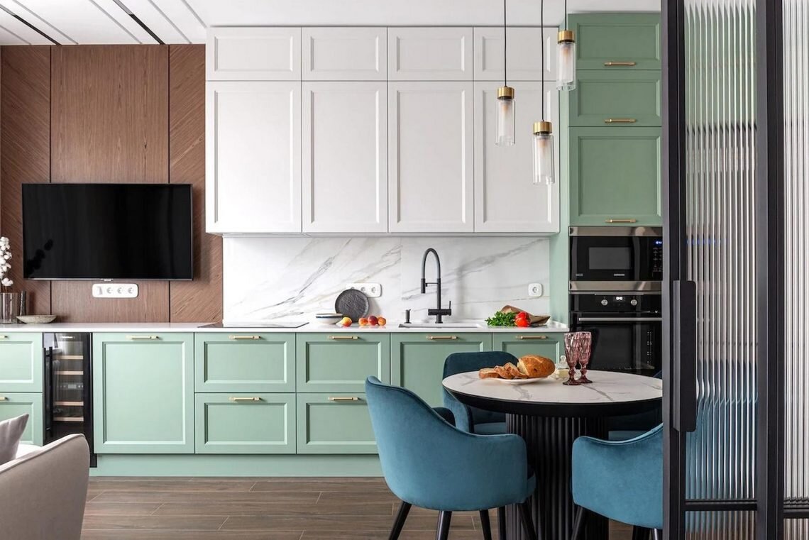 Мрамор, латунь и дерево. Просторный интерьер с изысканными деталями