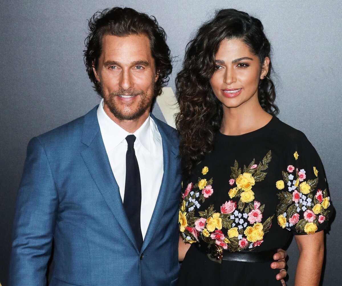     Мэттью Макконахи и его жена чуть не разбились. В их самолет ударила молния