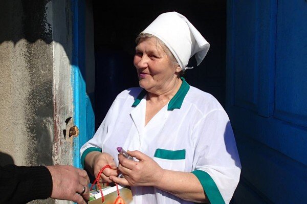 Та самая женщина, успела ее поймать