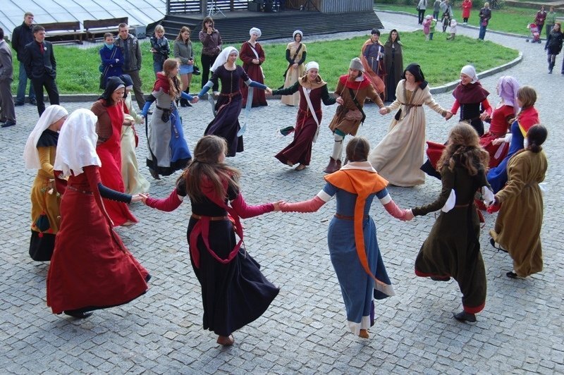 французский танец бранль. ханс тома хоровод. бранль башмачников. французский фольклор. бранль танец эпохи средневековья.