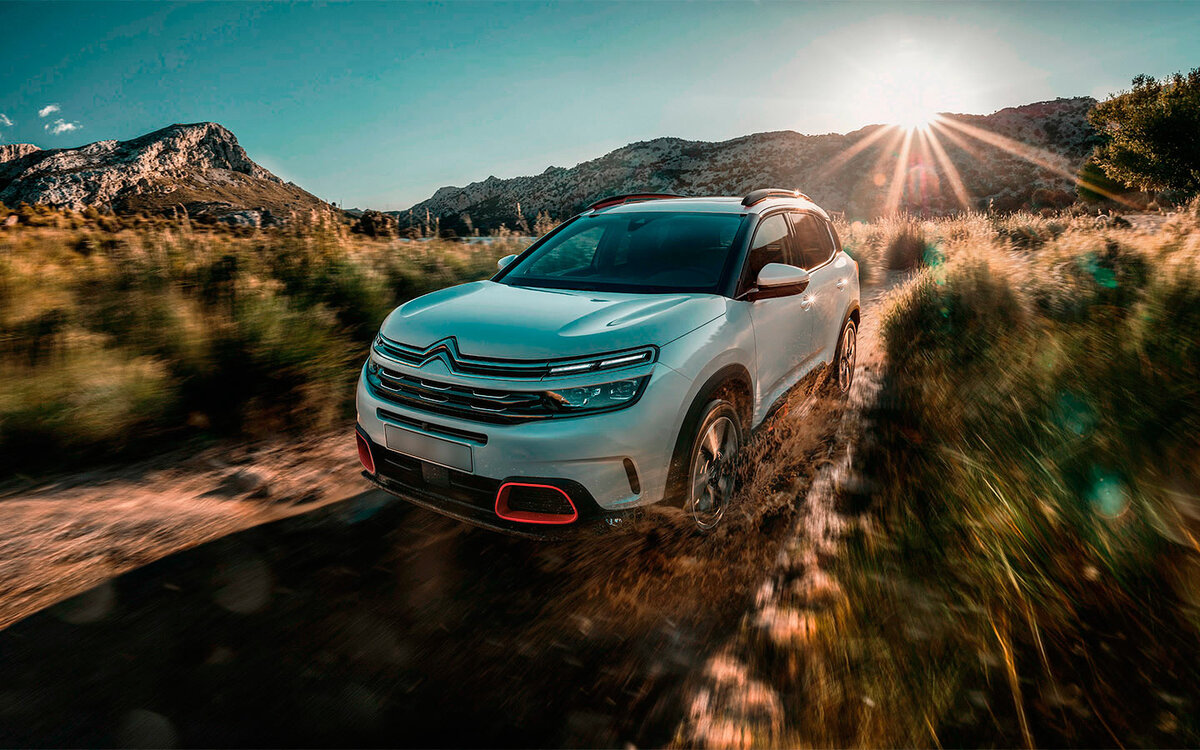 Citroën собирался привести на официальных основаниях обновленный кроссовер C5 Aircross в Россию. Однако этим планам не суждено было сбыться из-за приостановки деятельности компании на отечественном рынке. Это не помешало крупному московскому дилерскому центру самостоятельно привезти машину в Россию. Новинка доступна в единственной комплектации Feel по цене 3,114 млн руб. Переднеприводный автомобиль укомплектовали 1,6-литровым бензиновым двигателем мощностью 175 л.с. Агрегат работает совместно с восьмиступенчатой автоматической коробкой передач. Максимальная скорость—219 км/ч. 