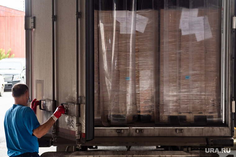    Грузчики перевозят вещи организации в офис на Коминтерна