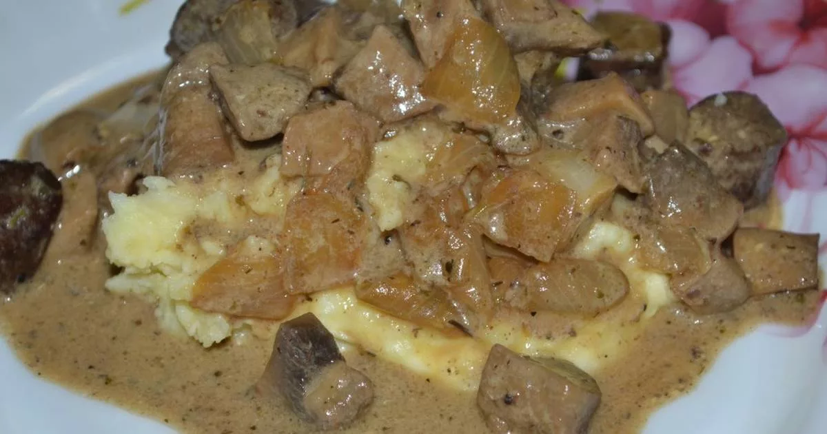 Печень с грибами в сметанном соусе на сковороде рецепт с фото
