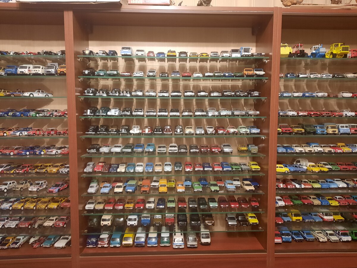 в коллекции Александра 915 моделей автомобилей