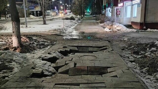     В Зеленодольске на улице Ленина провалился новый тротуар. Об этом сообщили местные жители в Telegram-канале города.