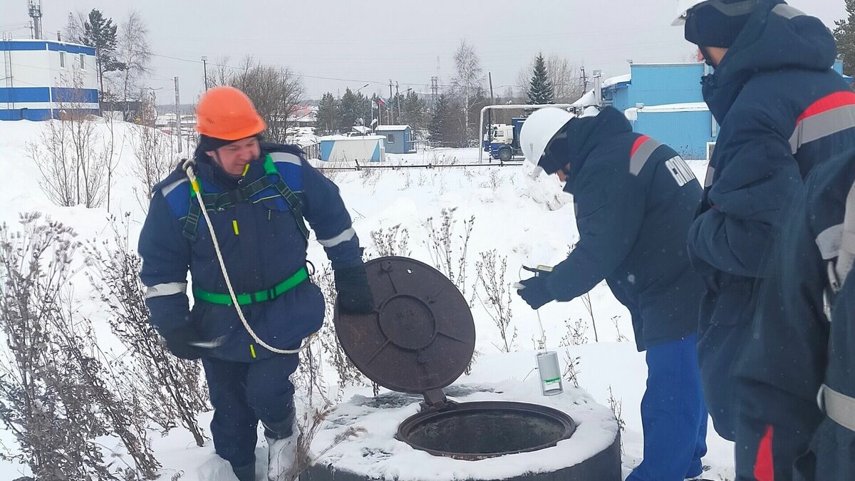     Коммунальщики проводят обследование поврежденного участка.