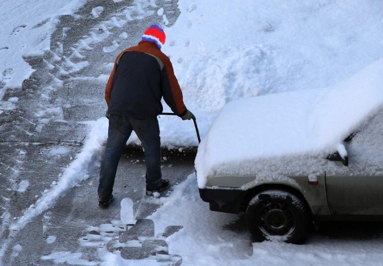 Уборка снега во дворе. А, не моя случаем  (автора рассказа) машина? 