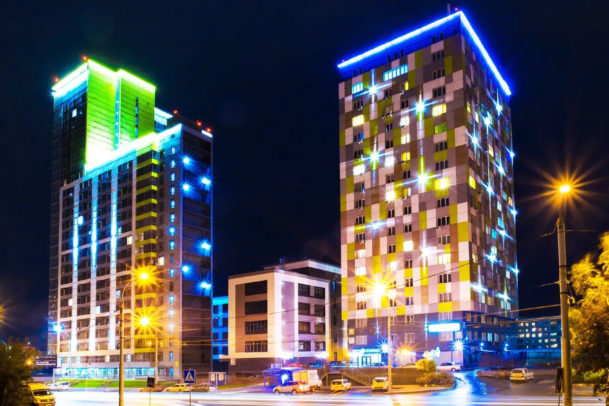 
Красивый, современный отель в Новосибирске расположился в 2 км от центра. Здесь около 80 номеров, оснащенных всем необходимым для комфортного проживания: вайфай, телевизор, кондиционер, фен, мини кухня с чайником, печью, микроволновкой, посудой и др. – все это в распоряжении постояльцев. В здании работает продуктовый магазин. Это отличный выбор, как для деловых поездок, так и для семейного отдыха.