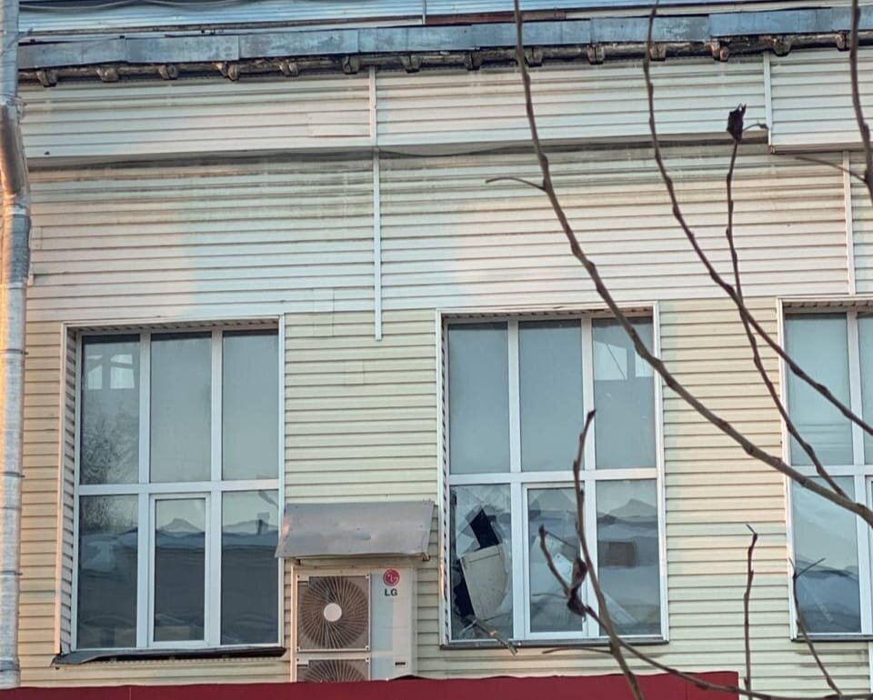    При обрушении крыши в здании выбило окно. Фото: Полина А.