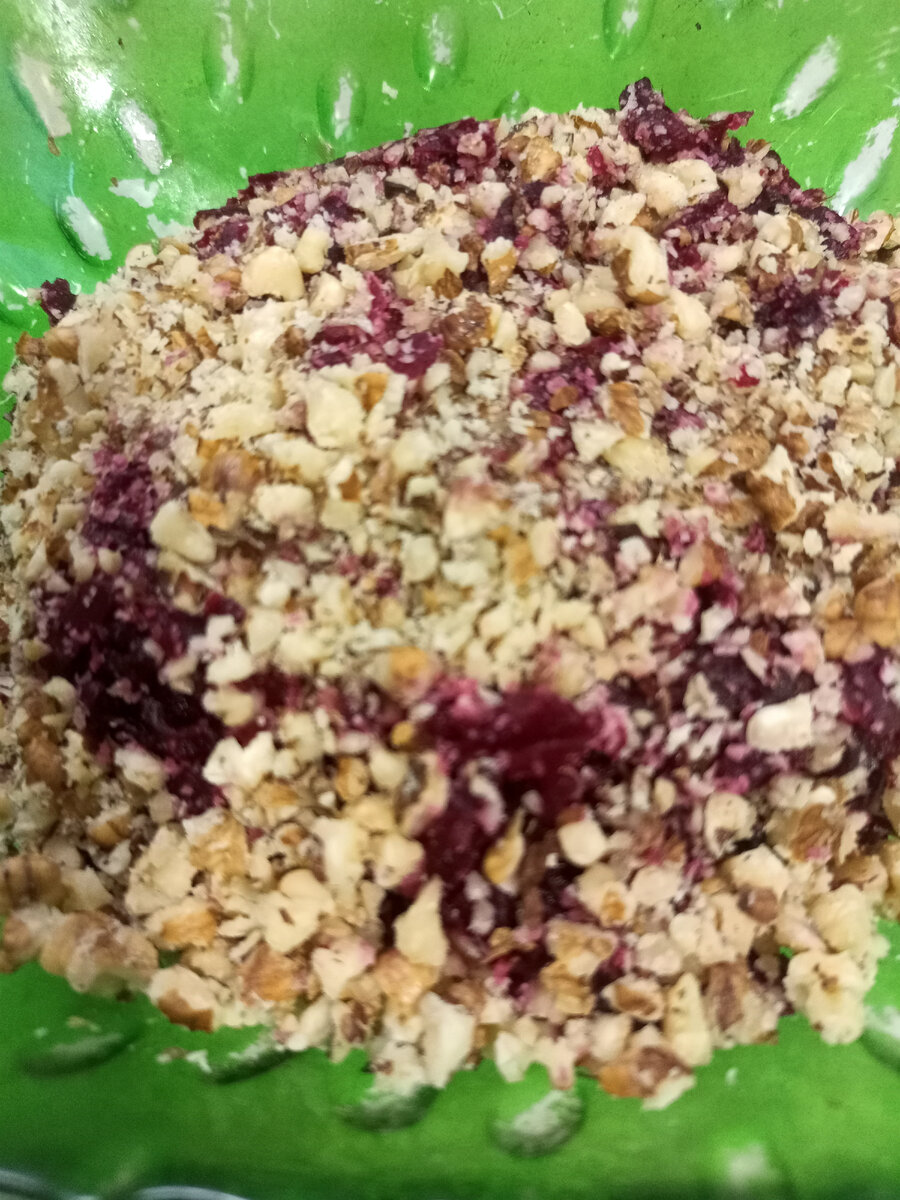 Салат из печеной свеклы с грецким орехом