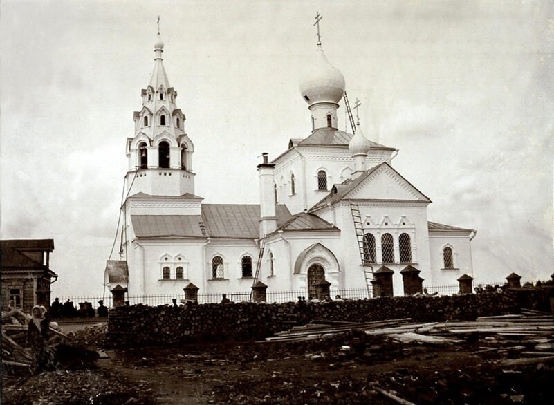 Храм Живоначальной Троицы в селе Аверкиево, архитектор Башкиров. 
