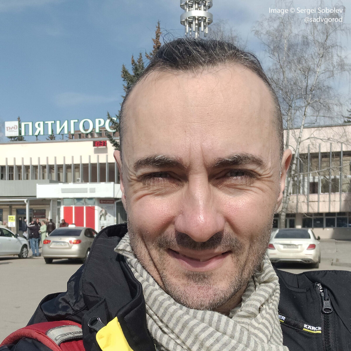 Только что сошёл с поезда и щурюсь непривычному весеннему солнцу. Уехал то из заснеженной Москвы!