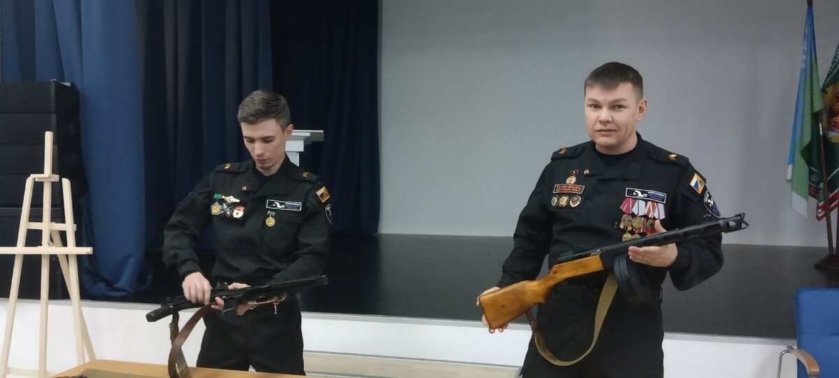    Собирались казаки на круг