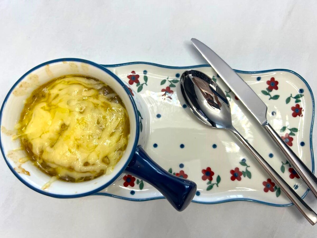 Какая же французская кухня и без лукового супа. Когда ездили в Париж, обязательным пунктом было попробовать его там , так как готовят его на родине. Это Богатый ароматом суп основан на пассированном луке. Приготавливаясь, он приобретает румяный золотистый-коричневатый цвет. Это обуславливается карамелизацией сахара, содержащегося в луке. Пассеровку лука производят в течение получаса, но можно и больше в течение многих часов, добиваясь специфического разнообразия ароматов и вкусового шарма приготавливаемого лукового супа. 
