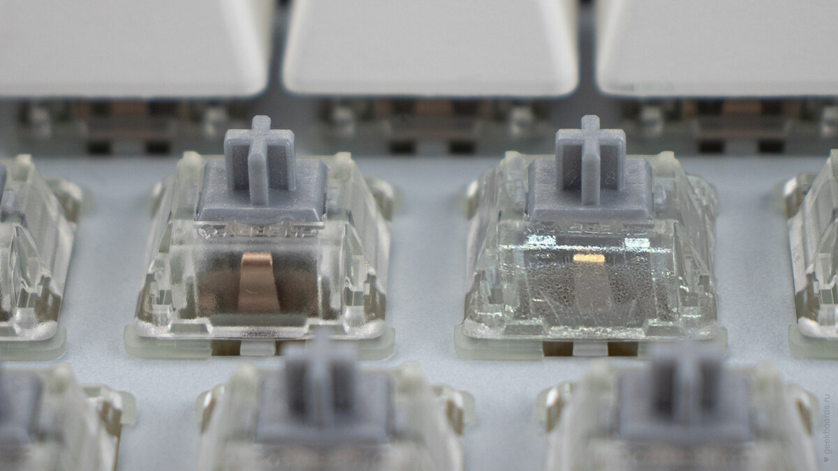 Слева: переключатель до прокапывания. Справа: после использования концентрированного спирта.